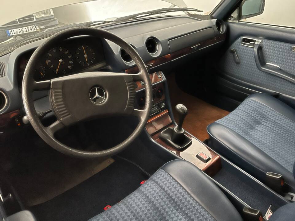 Imagen 2/4 de Mercedes-Benz 230 C (1978)