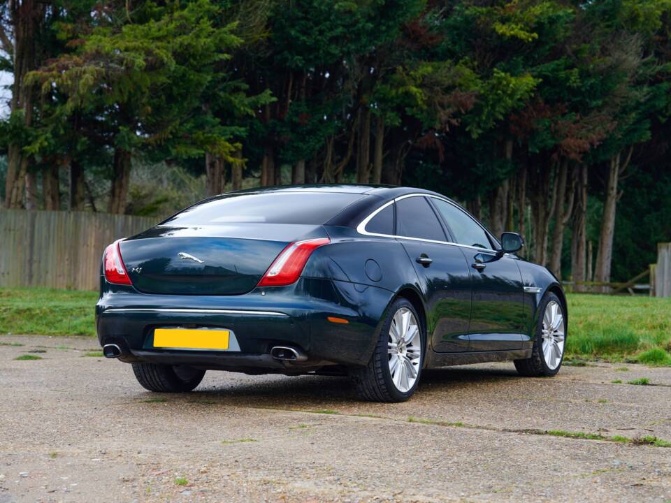 Image 22/50 of Jaguar XJ 5.0 (2010)