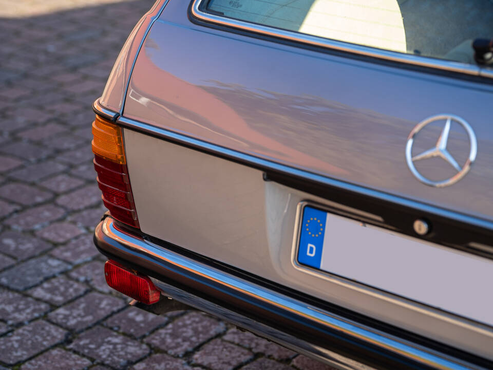 Image 15/42 of Mercedes-Benz 280 TE (1983)