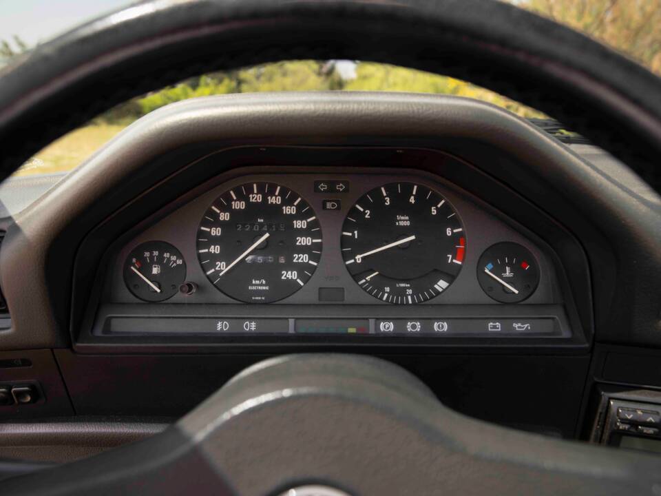 Image 54/70 of BMW 320i (1990)