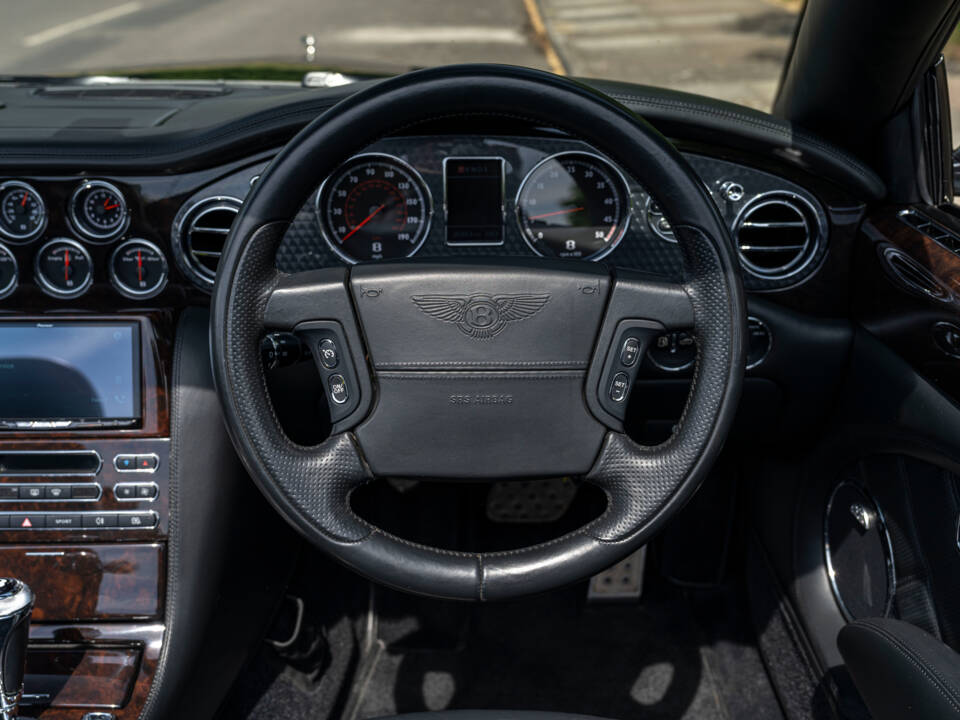 Image 17/31 of Bentley Azure T (2009)
