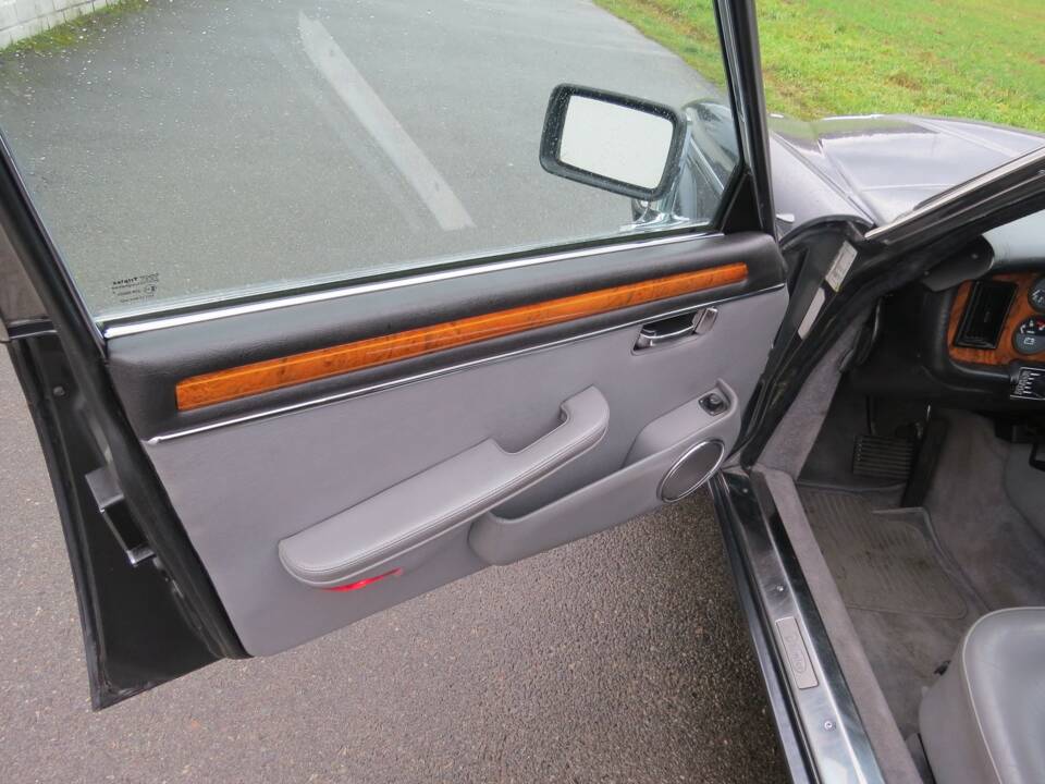 Image 15/30 of Daimler Double Six (1992)