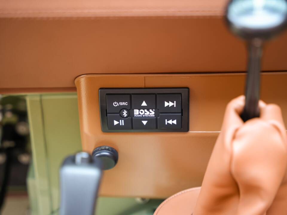 Bild 34/47 von Land Rover 90 (1990)