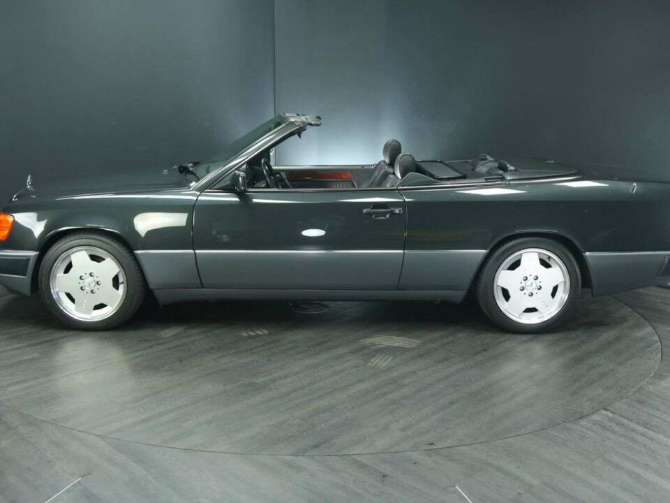 Bild 3/50 von Mercedes-Benz 300 CE-24 3.4 AMG (1993)