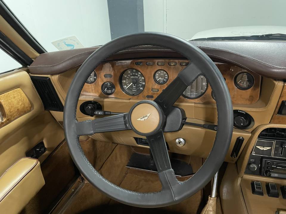 Immagine 19/23 di Aston Martin V8 Volante (1982)
