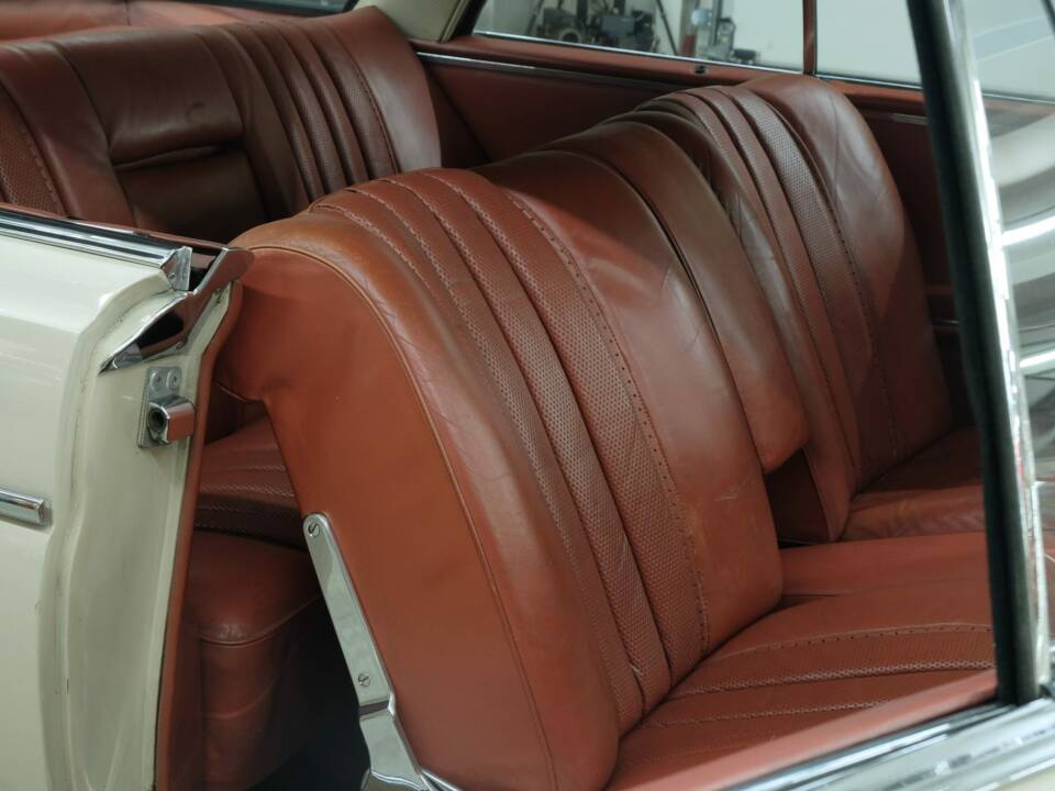 Image 32/50 of Mercedes-Benz 300 SE (1966)