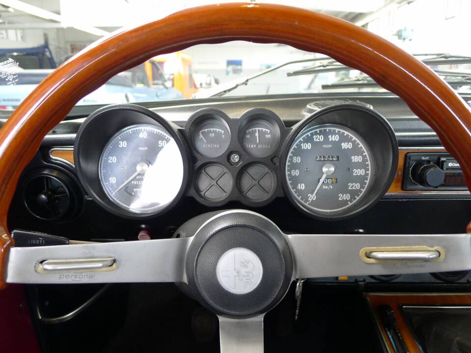 Image 13/42 of Alfa Romeo 2000 GT Veloce (1975)