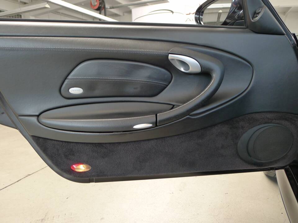 Image 40/41 of Porsche 911 Carrera 4S (2004)