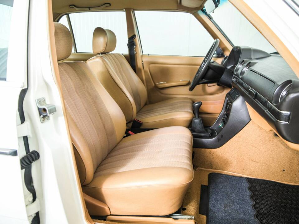 Image 12/50 of Mercedes-Benz 300 D (1980)