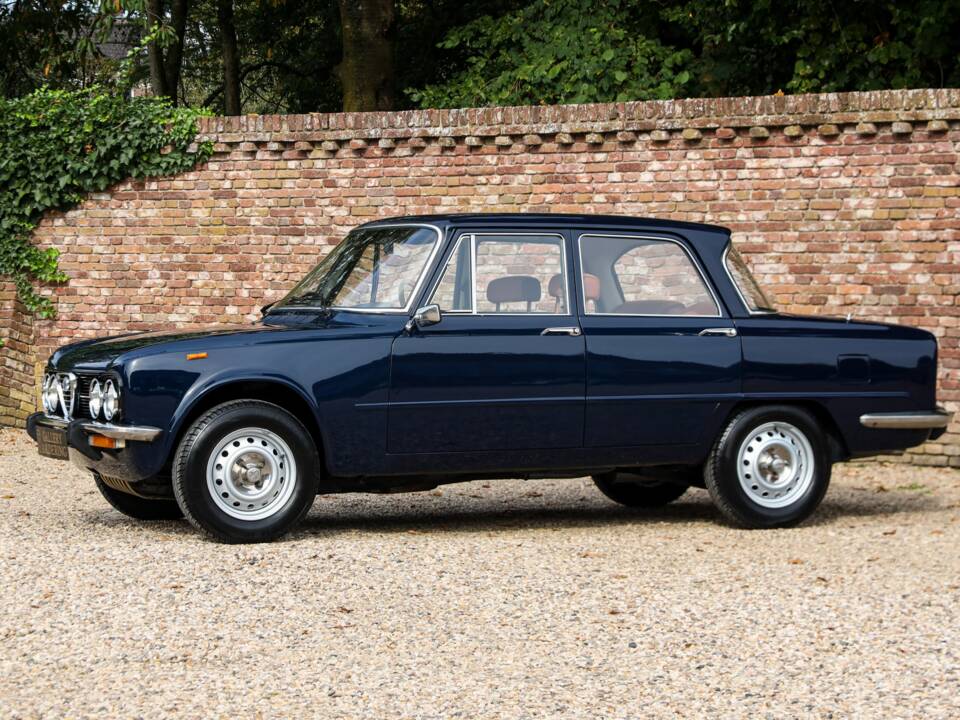 Image 23/50 of Alfa Romeo Giulia Nuova Super 1300 (1975)