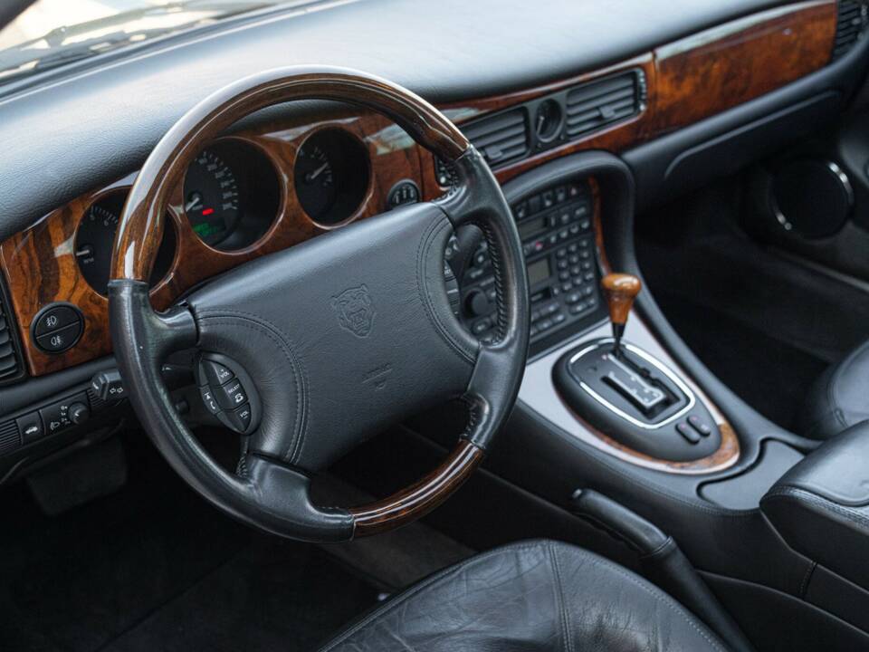 Bild 39/50 von Jaguar XJ 8 Executive (1997)