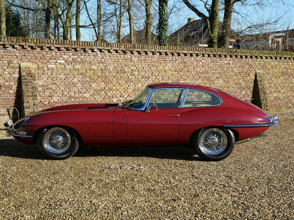 Image 37/50 de Jaguar E-Type (1968)