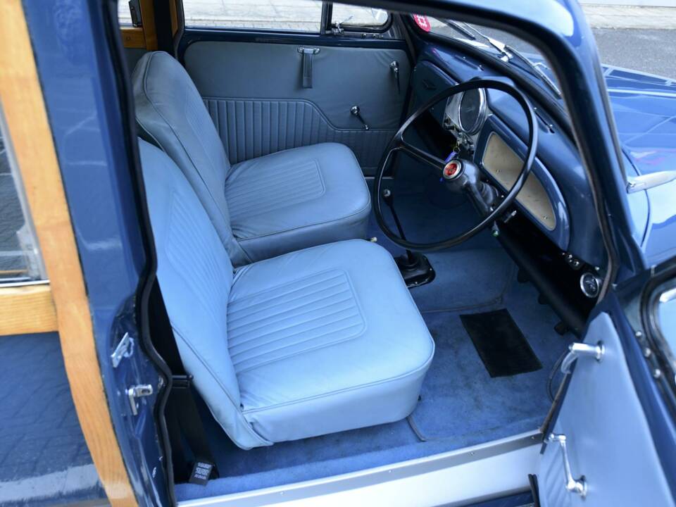 Image 33/50 of Morris Minor 1000 Traveller (1969)