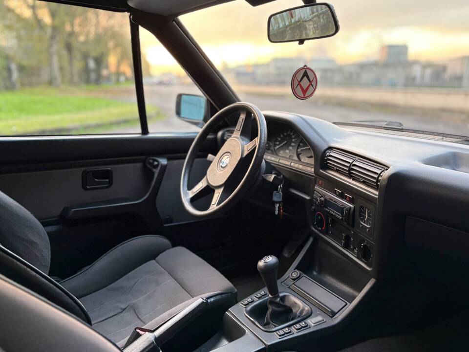 Image 9/27 of BMW 320i (1989)