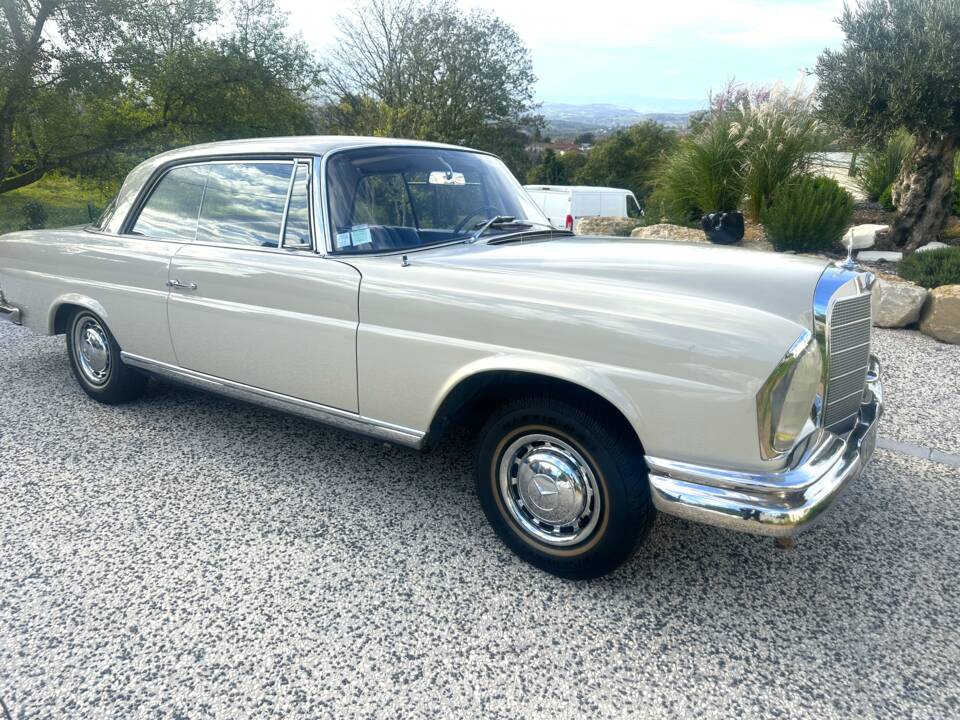 Image 4/18 of Mercedes-Benz 220 SE b (1962)