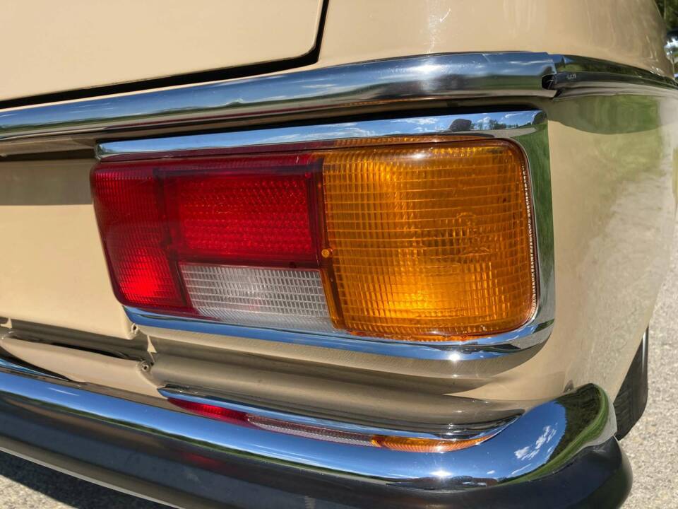 Image 17/49 de Mercedes-Benz 230&#x2F;4 (1974)