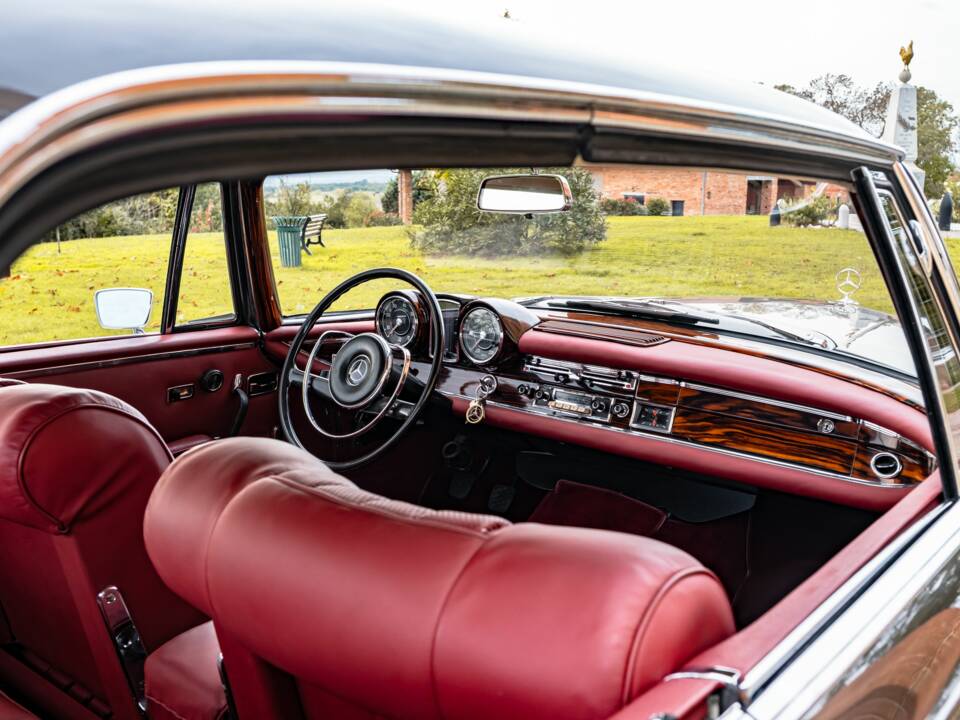 Image 43/86 of Mercedes-Benz 300 SE (1965)