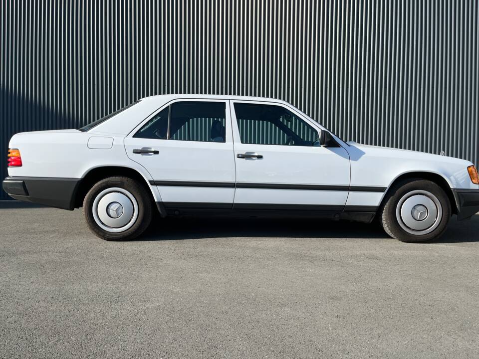 Image 2/6 of Mercedes-Benz 260 E 4-Matic (1987)