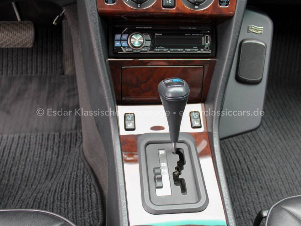 Image 2/33 of Mercedes-Benz E 200 (1994)