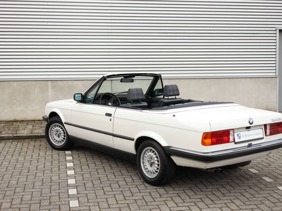 Bild 4/87 von BMW 320i (1989)