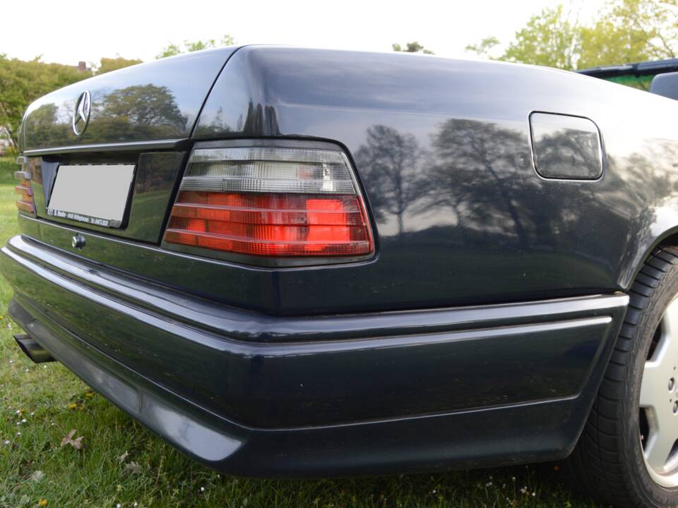 Image 16/22 of Mercedes-Benz 300 CE-24 (1993)