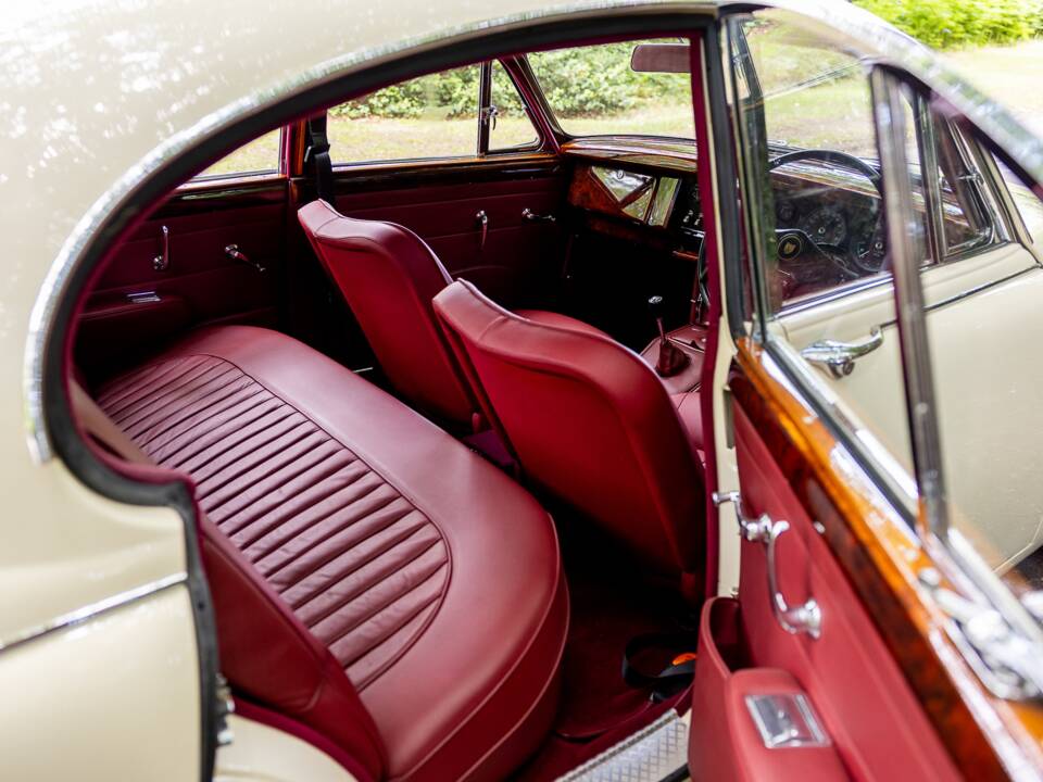 Image 38/50 de Jaguar Mk II 2.4 (1967)