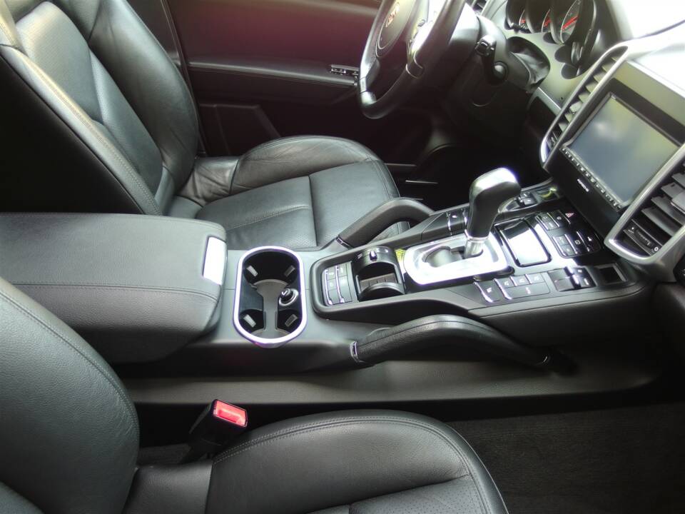 Image 54/98 of Porsche Cayenne S (2010)