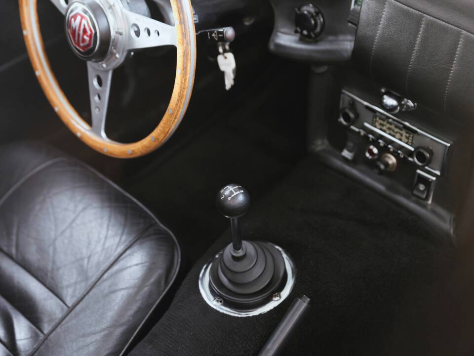 Image 38/41 of MG MGC (1969)