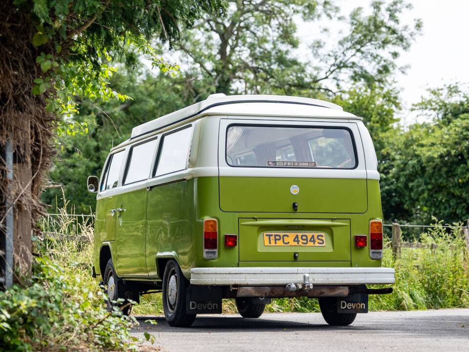 Image 26/47 of Volkswagen T2b Camper (1977)
