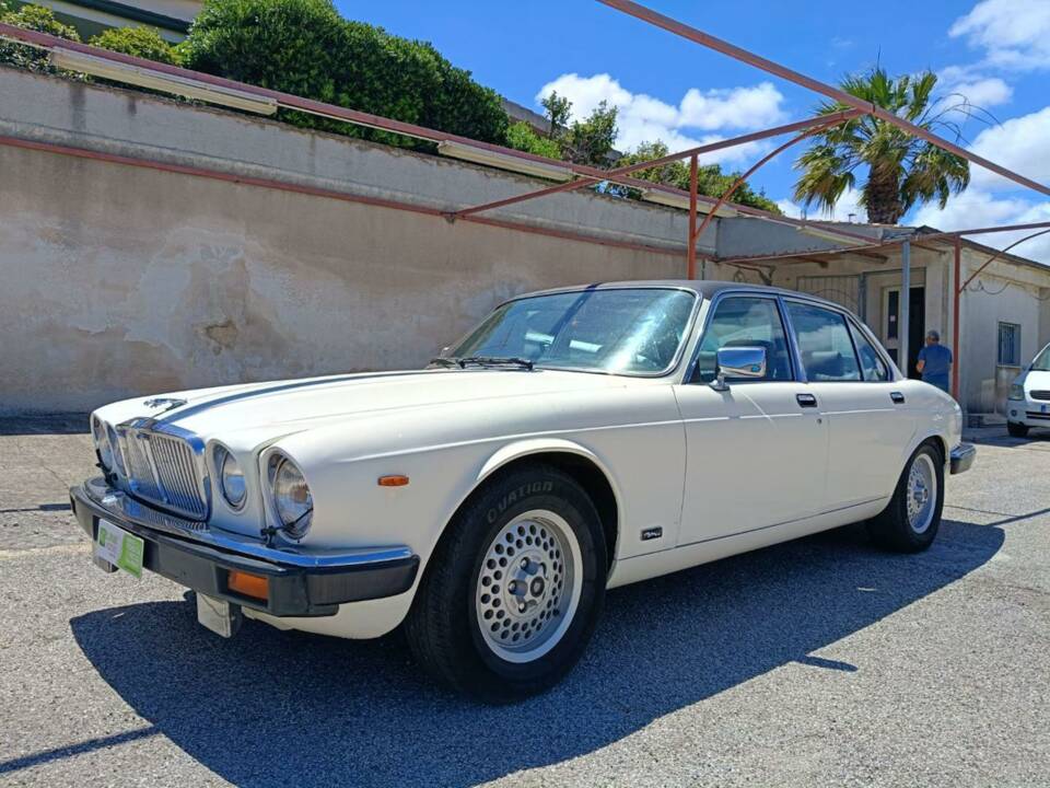 Image 14/50 of Jaguar XJ6 3.2 Sovereign (1983)