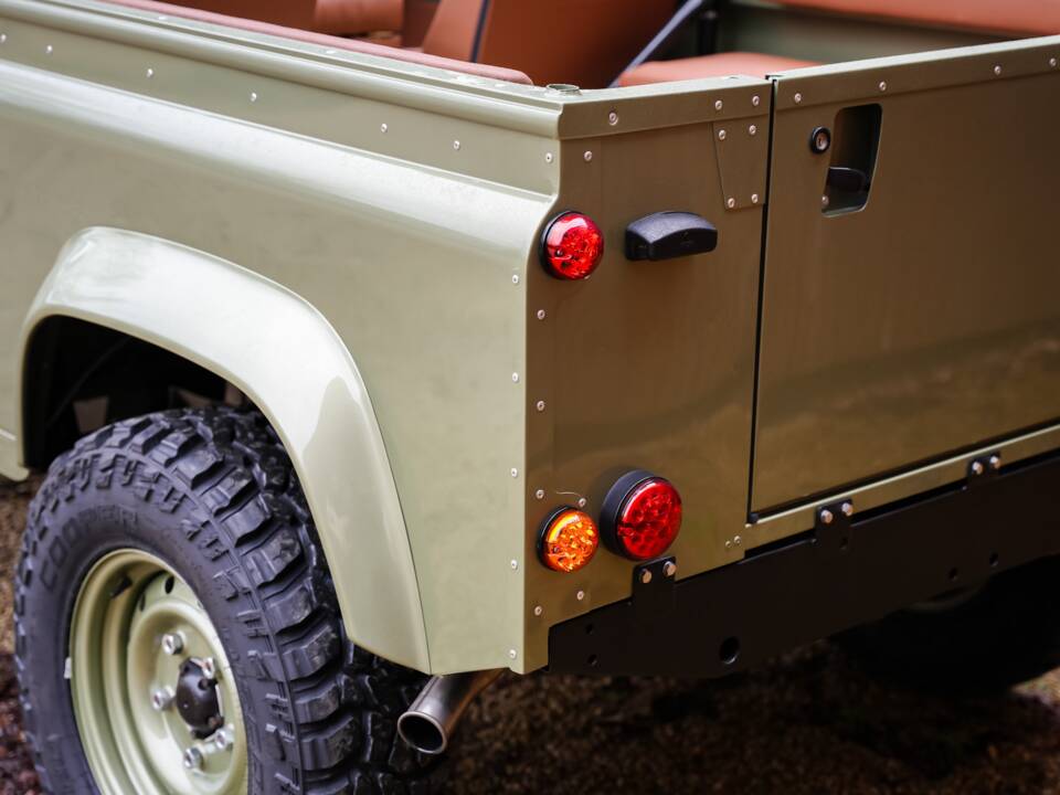 Bild 20/47 von Land Rover 90 (1990)