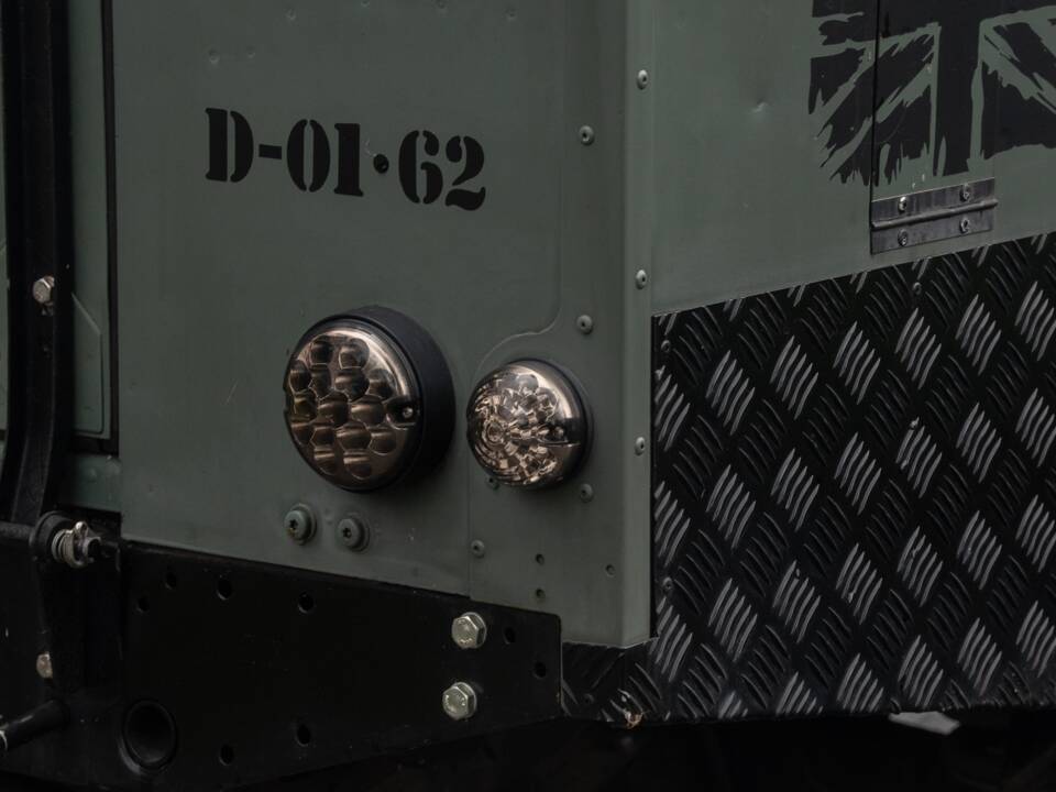 Image 12/50 de Land Rover Defender 110 Crew Cab SE (2010)