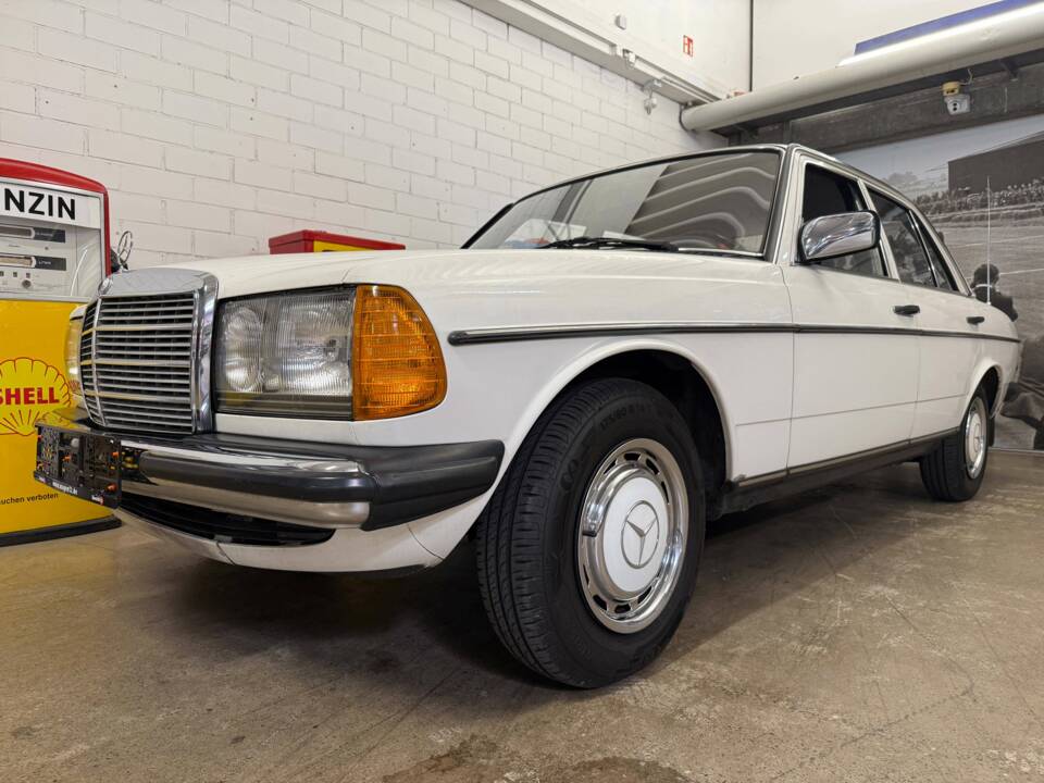 Image 2/18 of Mercedes-Benz 200 (1983)