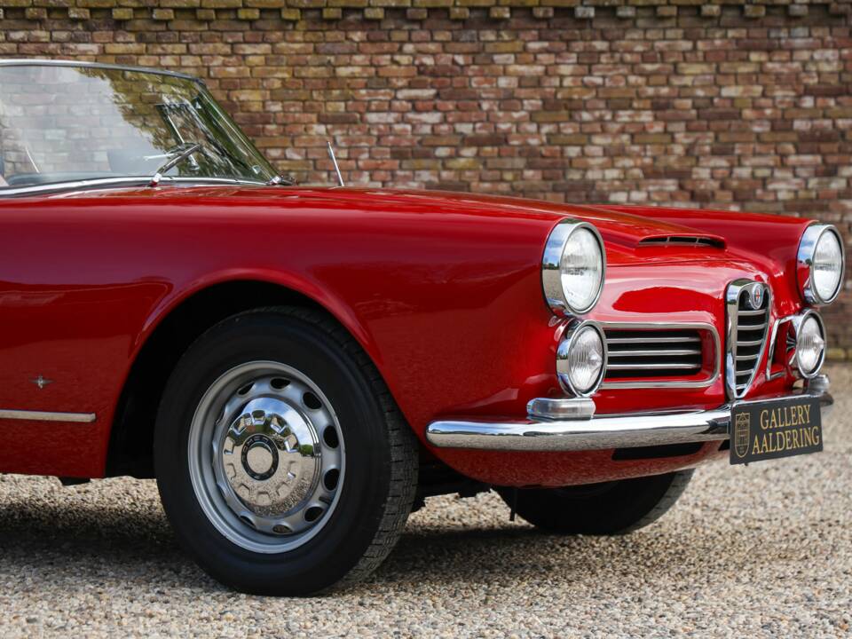 Image 49/50 of Alfa Romeo 2600 Spider (1962)