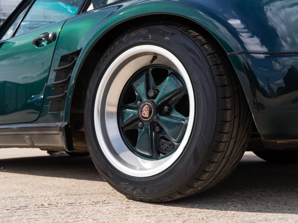 Image 19/52 of Porsche 911 Carrera 3.2 (1989)