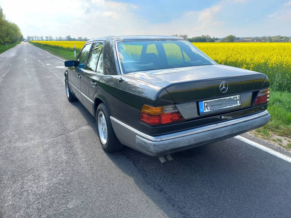 Bild 2/9 von Mercedes-Benz 300 D Turbo (1991)