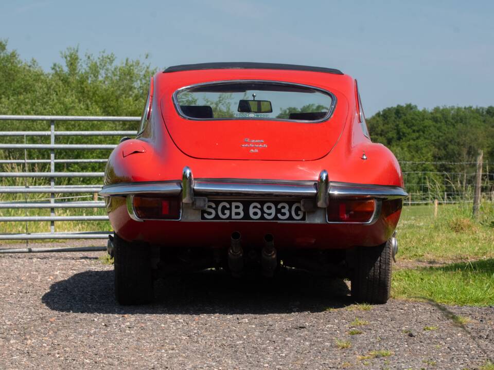 Image 13/50 de Jaguar Type E (2+2) (1969)
