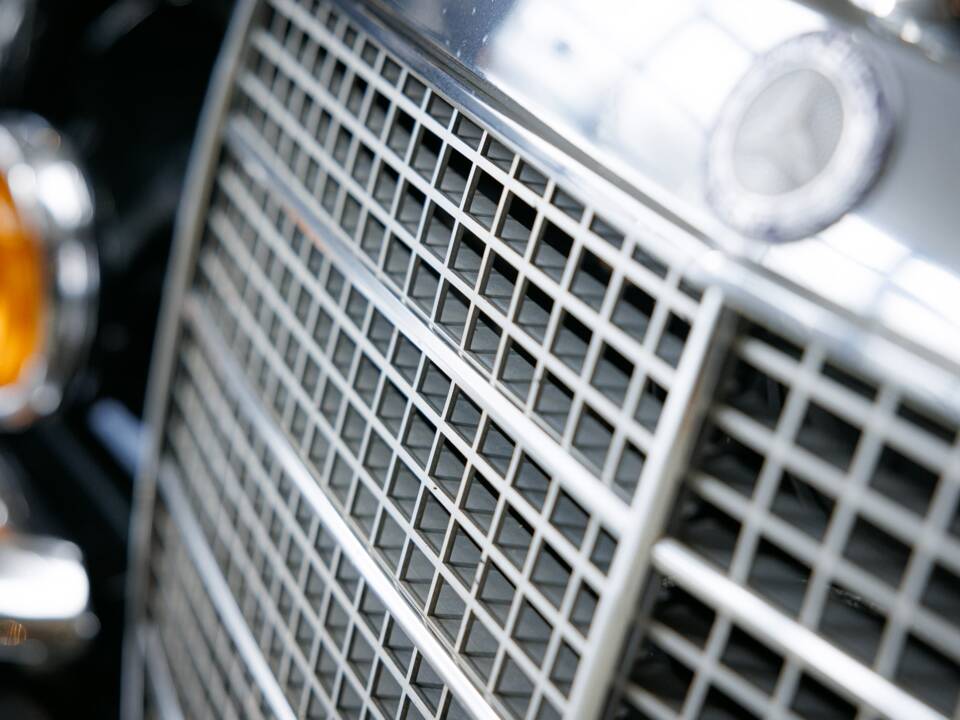 Image 26/32 of Mercedes-Benz 280 SE 3,5 (1971)