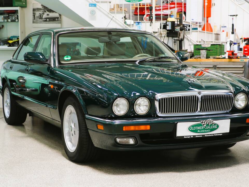 Bild 3/29 von Jaguar XJ6 3.2 Executive (1997)
