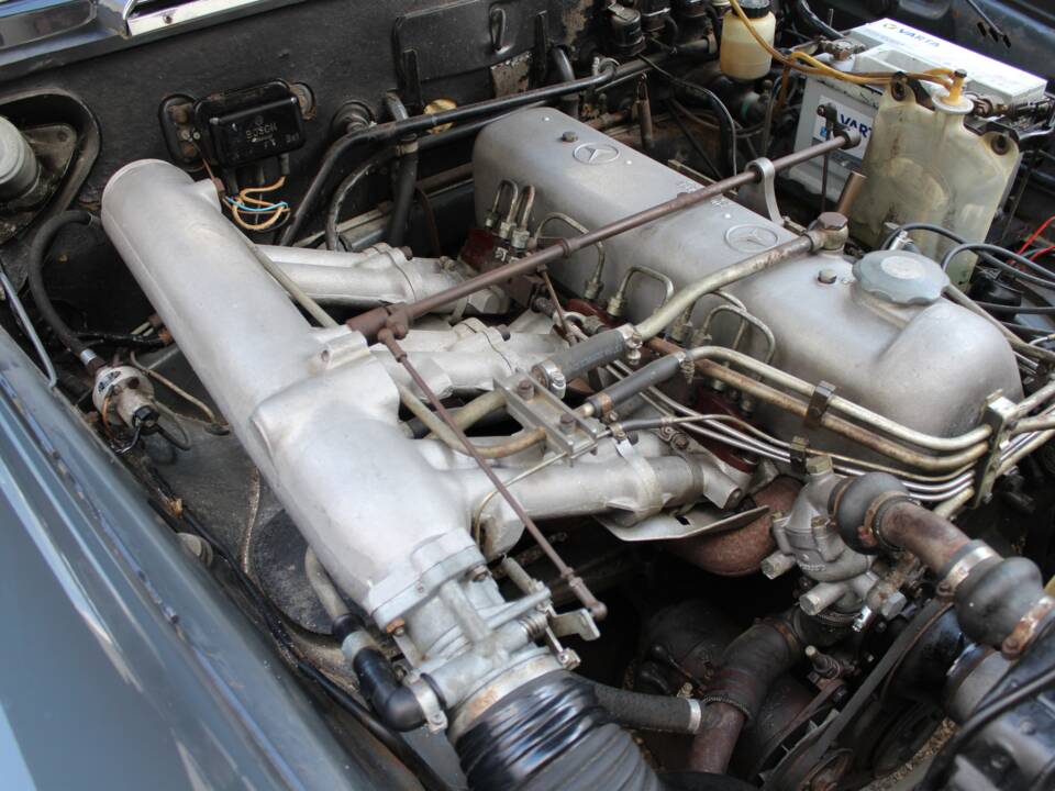 Image 14/18 of Mercedes-Benz 220 SE b (1961)
