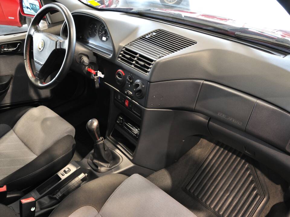 Afbeelding 28/29 van Alfa Romeo 145 Quadrifoglio Verde (1996)