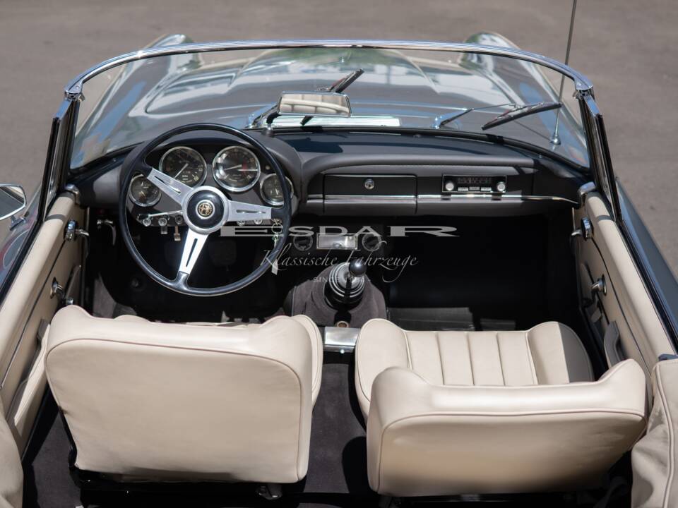 Image 22/31 of Alfa Romeo 2600 Spider (1963)