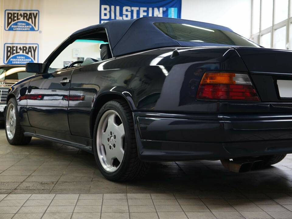 Image 12/33 of Mercedes-Benz 300 CE-24 (1993)