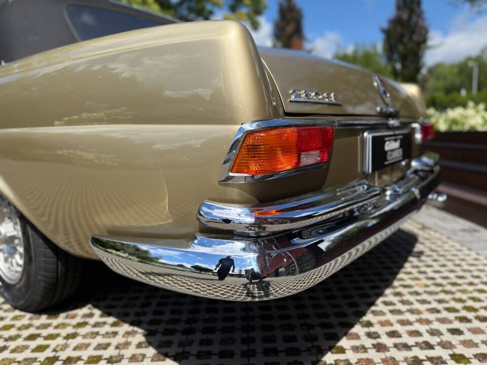 Image 12/39 de Mercedes-Benz 280 SE (1968)