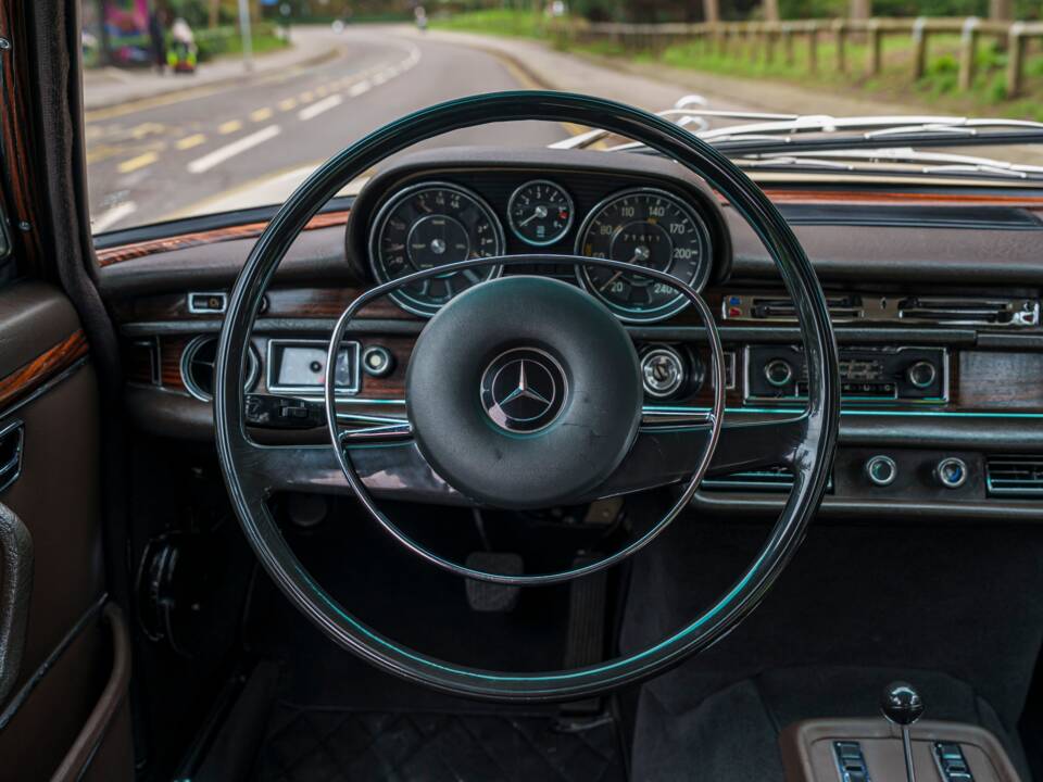 Image 17/34 of Mercedes-Benz 300 SEL 6.3 (1969)