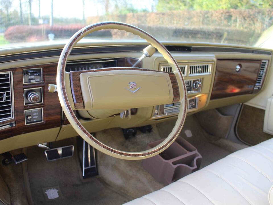 Image 52/56 of Cadillac Coupe DeVille (1977)