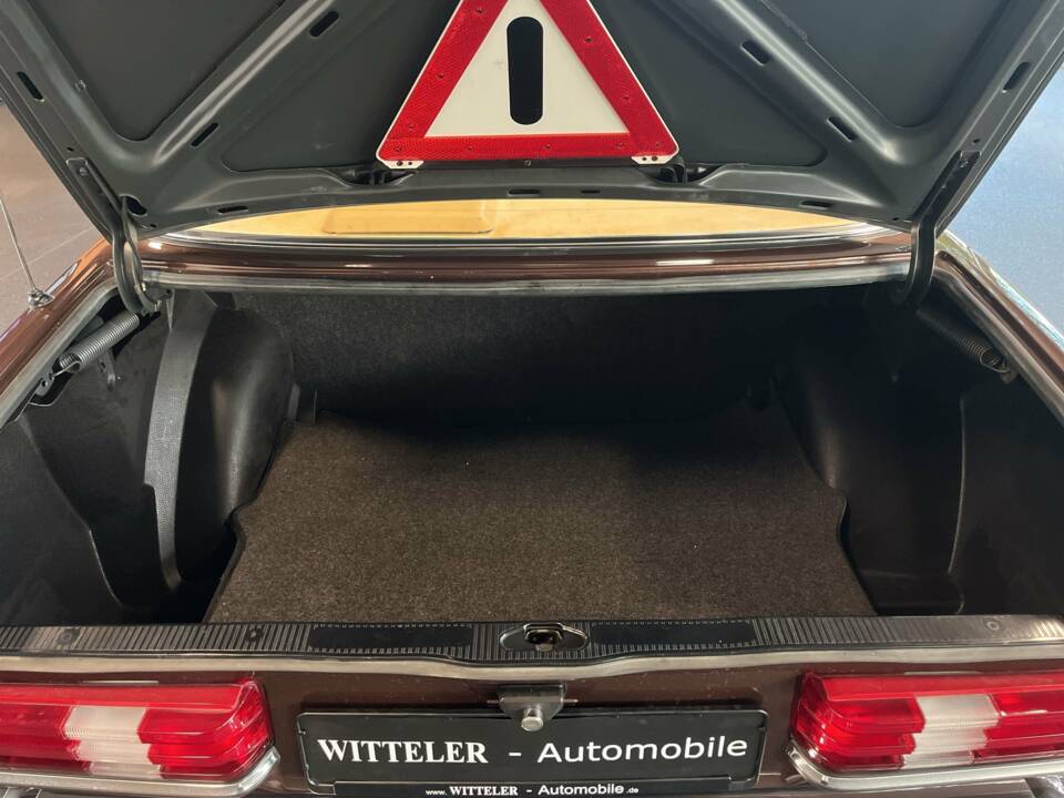 Image 18/21 of Mercedes-Benz 230 E (1983)