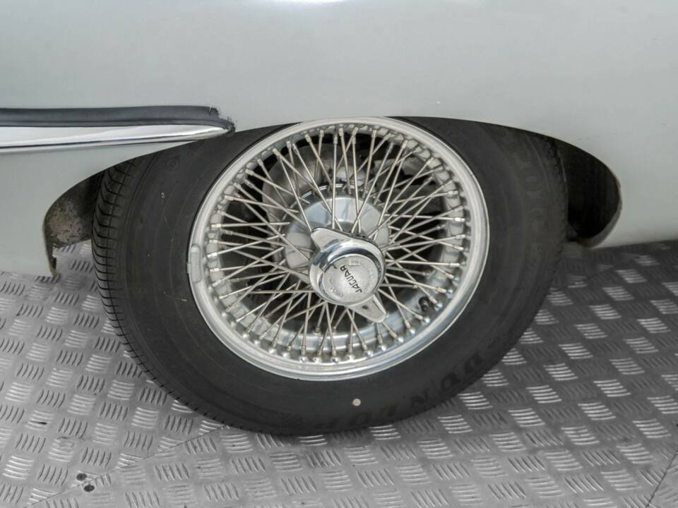 Image 28/47 de Jaguar E-Type (1969)