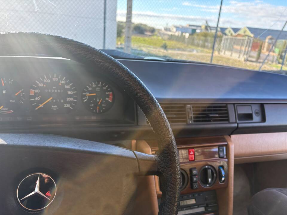 Immagine 7/14 di Mercedes-Benz 230 TE (1987)