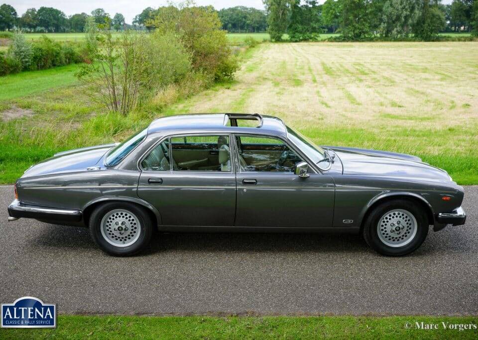 Image 12/57 de Jaguar XJ 12 (1986)